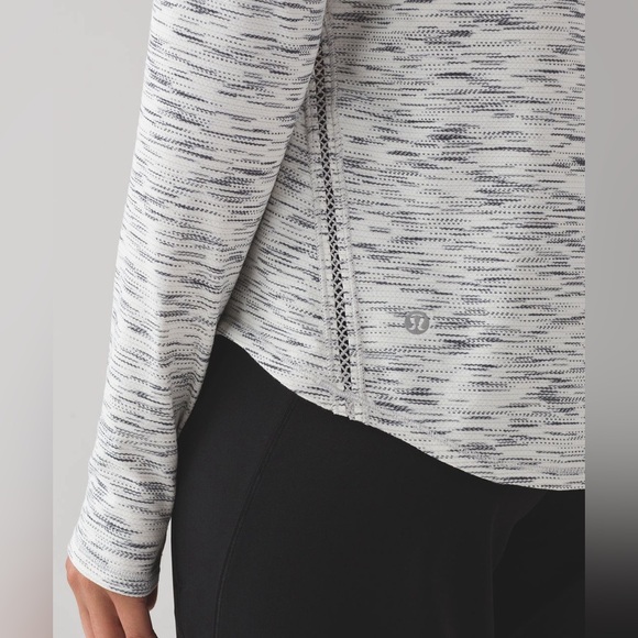 Lululemon Lost In Pace Long Sleeve - Chicago Blackhawks - Picture 5 of 10